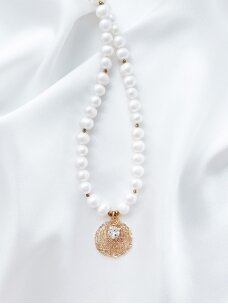 Upinių perlų vėrinys su medalionu