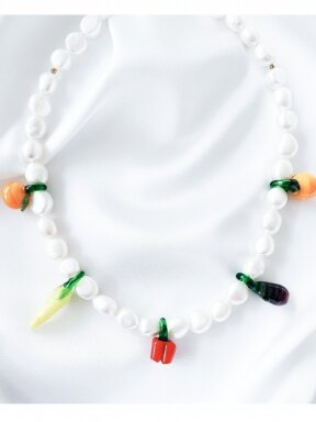Upinių perlų vėrinys su stiklo daržovėmis