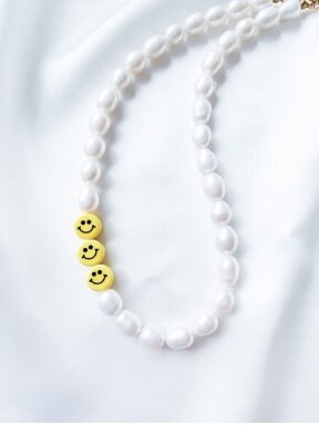 Upinių perlų vėrinys su šypsenėlėmis