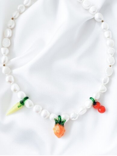 Upinių perlų vėrinys su stiklo daržovėmis