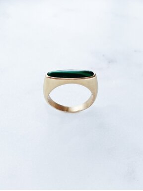 Žiedas su žaliu akmenėliu